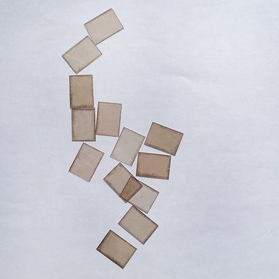 Temperatura del horno Contenido de CaO % 0,4-0,6 0,5 mm Hoja de mica verde rubí con forma personalizada